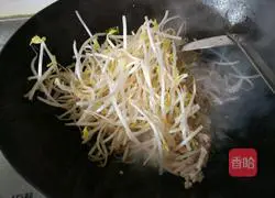Illustration of how to make braised bean sprouts and shredded pork cakes 4