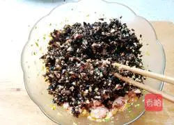 Illustration of how to make dumplings stuffed with beans, mushrooms and fungus stuffing 12