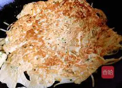 Illustration of how to make fried potato shredded egg pancake 4