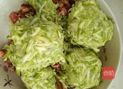 Illustration of how to make watermelon and pork buns stuffing 6