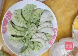 Illustration of how to make two-color beef dumplings 5