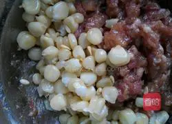 Illustration of how to make pork, chicken and corn kernel dumplings 4