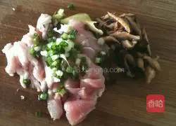 Illustration of how to make Yuanbao Wonton 1