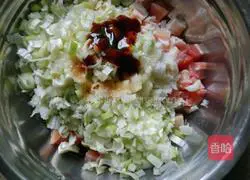 Illustration of how to make diced pork and cabbage buns 6