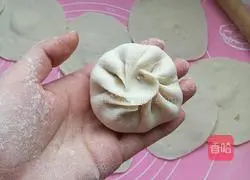 Illustration of how to make pork and radish buns 17 