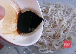 Illustration of how to make scallion oil noodles 7