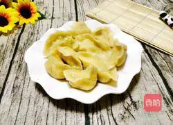 Illustration of making dumplings stuffed with cabbage and egg filling 11