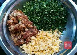 Illustration of how to make leek, egg and meat buns 2