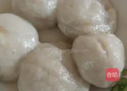 Illustration of how to make large meat stuffed glutinous rice balls 5