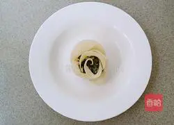 Illustration of how to make leek and pork dumplings 9