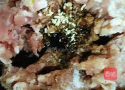 Illustration of how to make small wontons with green onion and fresh meat 5