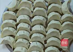 Illustration of how to make salmon and chive dumplings 8