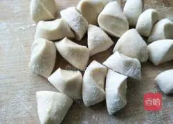 Illustration of how to make dumplings stuffed with pork and fennel 5