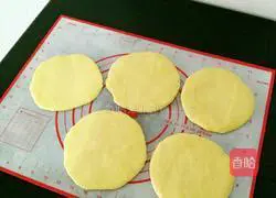 Illustration of how to make milk-flavored egg dough coconut pancake 9
