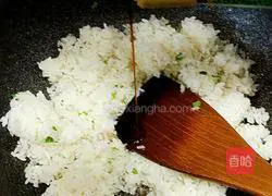 Illustration of how to make fried rice with mushrooms and green beans 6