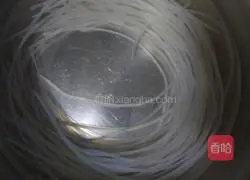 Sour Illustration of how to make spicy noodles 1