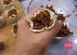 Illustration of how to make minced pork, ham and shaomai 15