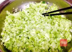 Illustration of how to make cabbage and egg dumplings 4