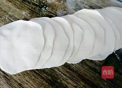  Illustration of how to make elm and yellow mushroom pork dumplings 17