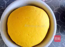 Illustration of how to make pumpkin and red bean paste steamed buns 16