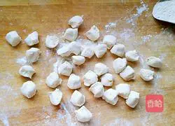 Illustration of how to make pork and kidney bean dumplings 14