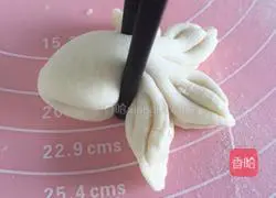 Illustration of how to make goldfish steamed buns 15