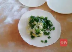 Illustration of how to make leek and egg dumplings 17