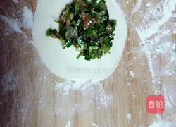 Illustration of how to make shrimp, leek, and meat dumplings 11