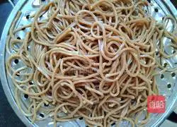 Illustration of how to make fried noodles with shredded pork 4