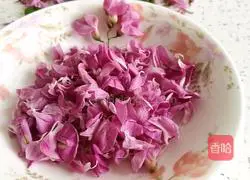 Illustration of how to make pink acacia egg pancake 1