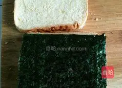 Illustration of how to make seaweed carrot, green pepper, egg and mushroom sandwich 14