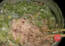 Illustration of how to make mutton and radish dumplings 8