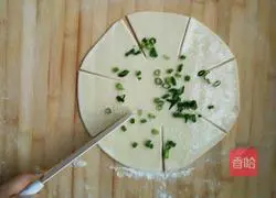 Illustration of how to make scallion pancake 4