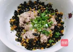 Illustration of how to make black fungus stuffed buns 7