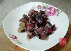 Illustration of how to make bacon braised rice 1