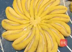 Illustration of how to make three-color chrysanthemum steamed buns 11