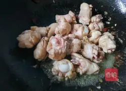 Illustration of how to make braised rice with mushrooms and chicken 3