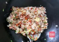 Illustration of how to make colorful egg fried rice 8