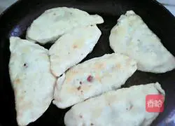 Illustration of how to make Dried Chives and Egg Vegetarian Pie 8