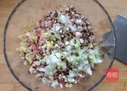 Illustration of how to make mushroom and pork wontons 2