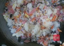 Illustration of how to make mushroom, ham and egg fried rice 4