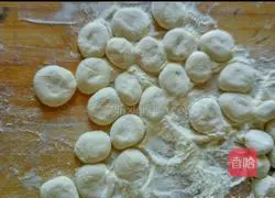 Illustration of how to make leek vegetarian dumplings 9