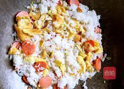 Illustration of how to make fried rice with ham sausage 6