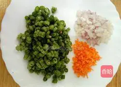Illustration of how to make cowpea soy sauce fried rice 2