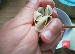 Illustration of how to make fresh meat wontons 7