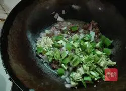 Illustration of how to make green pepper and beef fried rice 8