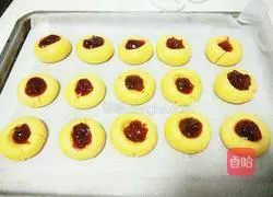 Illustration of how to make shortbread with custard and strawberry jam 6