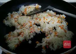 Illustration of how to make fried rice with beef, vegetables and eggs 6