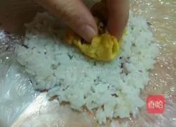 Illustration of how to make egg cake and purple potato stuffed rice with meat filling 13