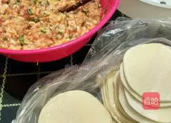 Illustration of how to make cabbage and pork dumplings (wheat dumpling making method) 4